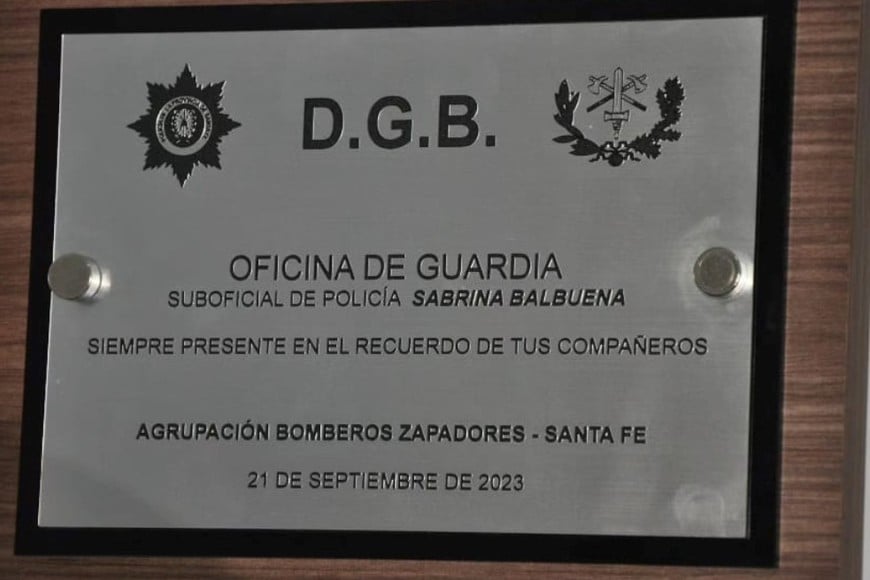 La placa en homenaje a la suboficial Sabrina Balbuena.