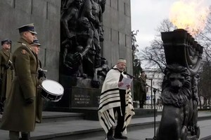 Un rabino reza una oración en la víspera del 79º aniversario de la Liberación del campo de concentración nazi de Auschwitz-Birkenau por las tropas soviéticas. Monumento a los Héroes del Gueto, Varsovia, Polonia. Crédito: AP Foto / Czarek Sokolowski.