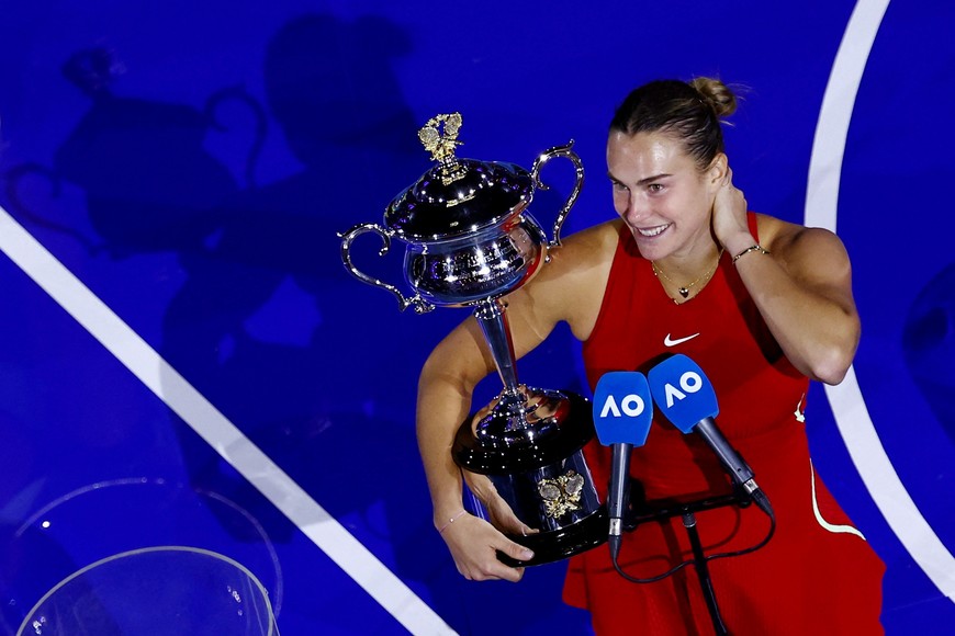 Tennis - Australian Open - Melbourne Park, Melbourne, Australia - January 27, 2024
Belarus' Aryna Sabalenka with the trophy after winning the final against China's Qinwen Zheng REUTERS/Edgar Su