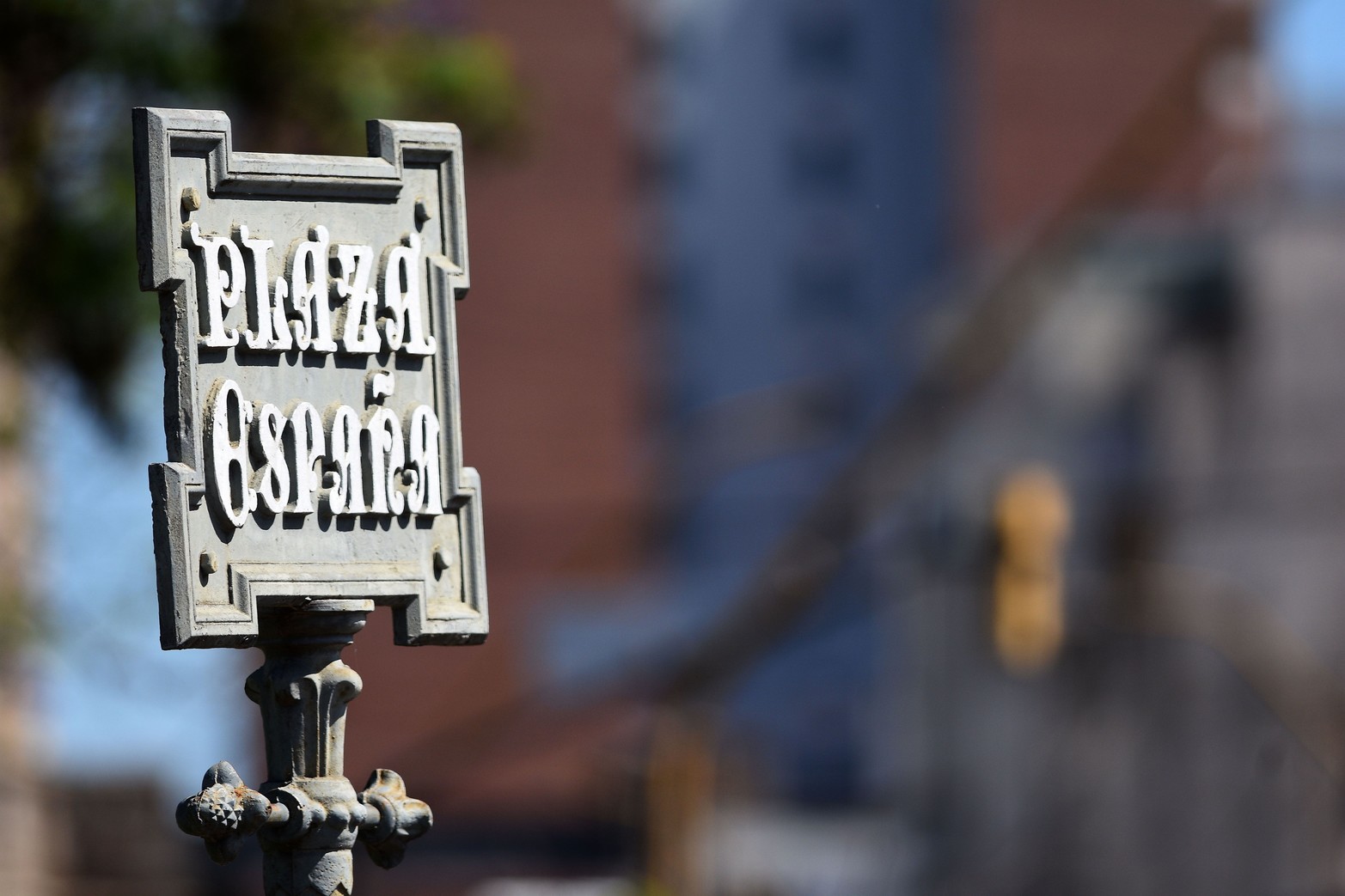 Histórico cartel de hierro que subsiste en Plaza España.