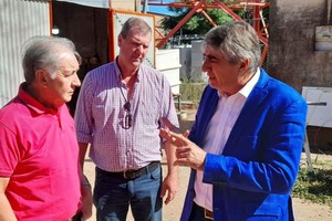 El último destino fue la ciudad de Tostado, donde Bastia y Gramajo, fueron recibidos por el intendente Andrés Cagliero, junto a su equipo de trabajo, e integrantes del Concejo Municipal, en la sede de la Municipalidad, donde procedieron a la firma del convenio del Plan Incluir por más de 19 millones de pesos, para el proyecto “Iluminación y ampliación conexión de agua del Hipodromo”.