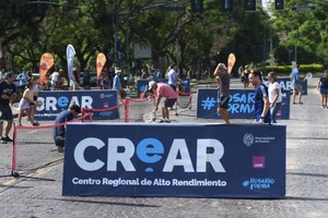 Se trata de una clínica para chicos y grandes con juegos sobre canchitas montadas en avenida de la costa Estanislao López, organizada por la Asociación Argentina de Tenis y la Federación Santafesina de Tenis con el apoyo de la Secretaría de Deporte y Turismo.
