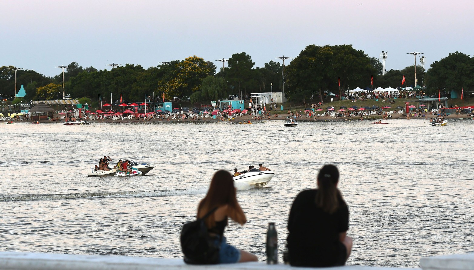 Desde la costanera Oeste, otra forma de disfrutar del espejo de agua.