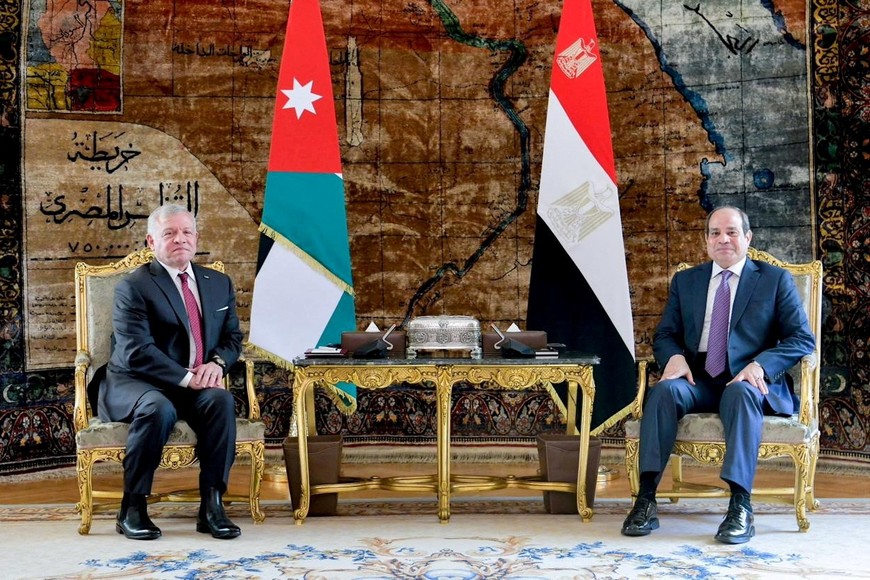 Egypt's President Abdel Fattah El-Sisi meets with Jordan's King Abdullah during a summit on the conflict between Israel and Palestinians in Gaza, in Cairo, Egypt, December 27, 2023. The Egyptian Presidency/Handout via REUTERS ATTENTION EDITORS - THIS IMAGE WAS PROVIDED BY A THIRD PARTY