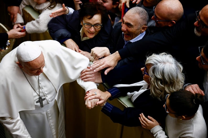 Pope Francis greets people as he arrives for a meeting with employees and managers of Catholic television station TV 2000 and Radio inBlu, in Paul VI hall at the Vatican, January 29, 2024. REUTERS/Yara Nardi