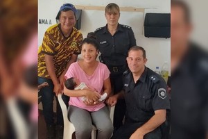 Los efectivos respondieron a un llamado desesperado de un hombre cuya esposa estaba dando a luz en su hogar.