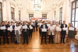 Autoridades y participantes del acto en el Salón Blanco con los carteles llamando a no olvidar y pidieron la liberación de los rehenes en manos de Hamas. Foto: Flavio Raina.