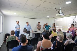 “Es una alegría grande estar hoy aquí dando este gran paso adelante, porque se trata de gente trabajadora, decente, pero por la negligencia del gobierno provincial anterior, no podían acceder a su escritura, manifestación jurídica de que uno es dueño del lugar donde vive. Hemos logrado en 40 días lo que no nos dejaron hacer en cuatro años”, expresó el intendente Leonardo Raimundo.