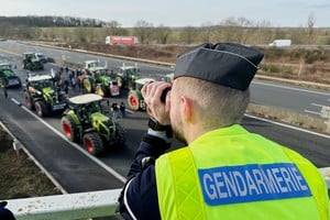 Los agricultores franceses cumplieron su amenaza y empezaron a bloquear este lunes a bordo de tractores varias autopistas en torno a París.