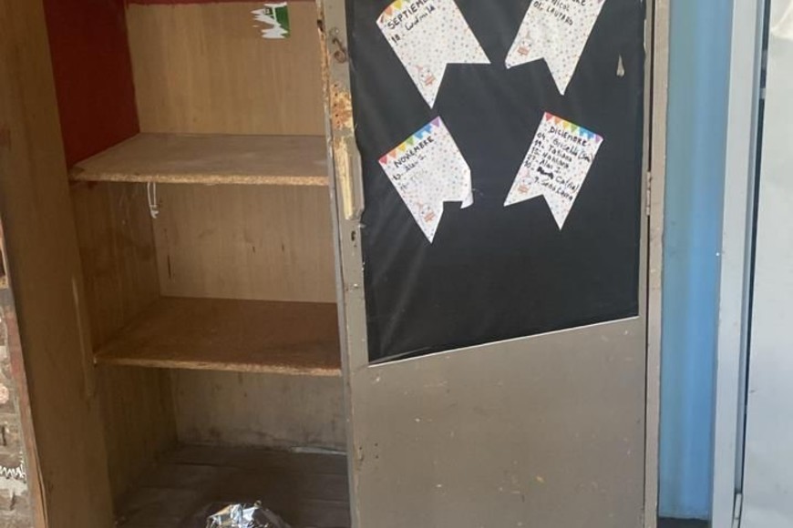 Los daños en el mobiliario de la escuela.