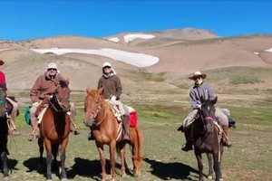 A caballo, siguiendo el sendero imborrable del libertador San Martín y su glorioso Ejército de los Andes.