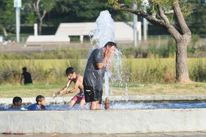 Los santafesinos buscan refrescarse en los espacios públicos. Foto: Malena Rodríguez