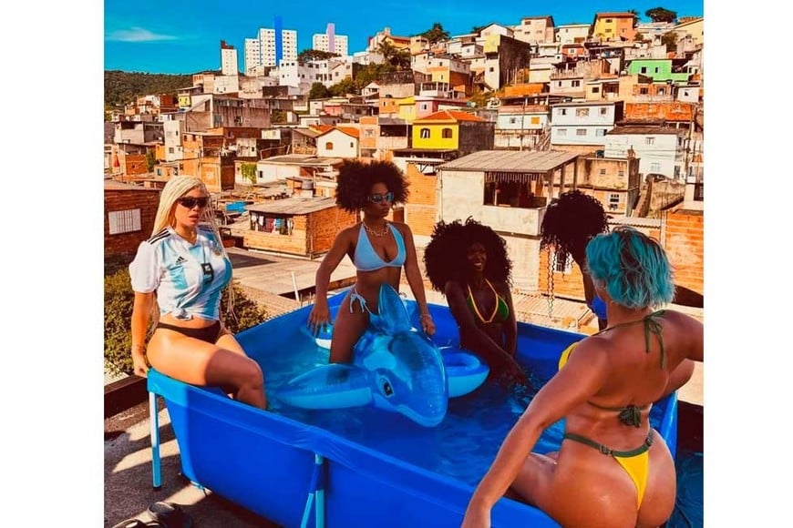 La pool party de Wanda en medio de una favela, el escenario de su nuevo videoclip.