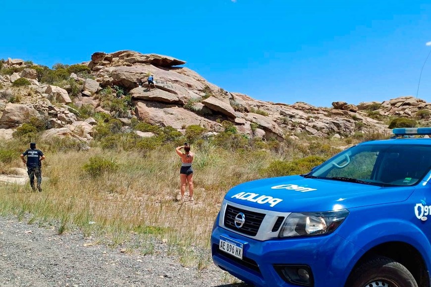 La policía obligó al turista a deponer su actitud y luego a limpiar. Crédito: @alejandropozo