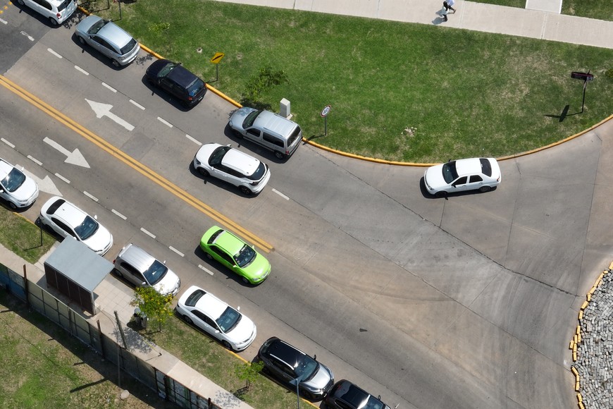 Rotonda. Un auto mal estacionado en el Puerto, ya no más.

Fernando Nicola.
