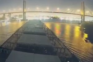 El instante previo al choque del barco liberiano sobre el puente.