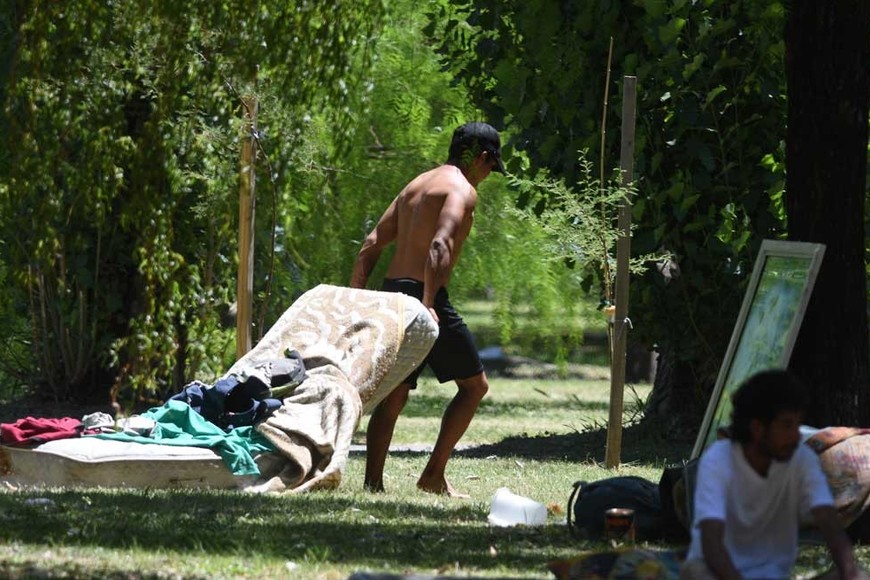 En los últimos días creció el número de personas que se instalaron en el ex predio ferial. Foto: Mauricio Garín
