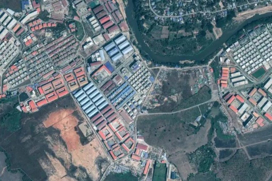 Toma satelital del KK Park, "fábrica" de estafas por Internet y cárcel de personas obligadas a estafar en línea.