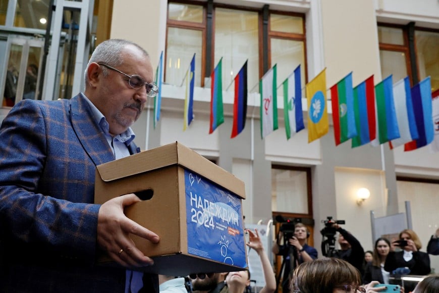Boris Nadezhdin, a representative of Civil Initiative political party who plans to run for Russian president in the March 2024 election, carries a box containing forms with collected signatures as he visits an office of the Central Election Commission to submit documents and signatures in support of his candidacy, in Moscow, Russia January 31, 2024. REUTERS/Shamil Zhumatov