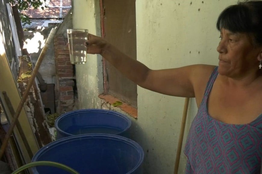La poca agua que sale está turbia. Foto: Captura de video