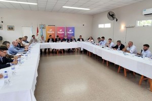  Maximiliano Pullaro, y los ministros de su gabinete seguirán desde esta mañana el tratamiento del proyecto de ley ómnibus.