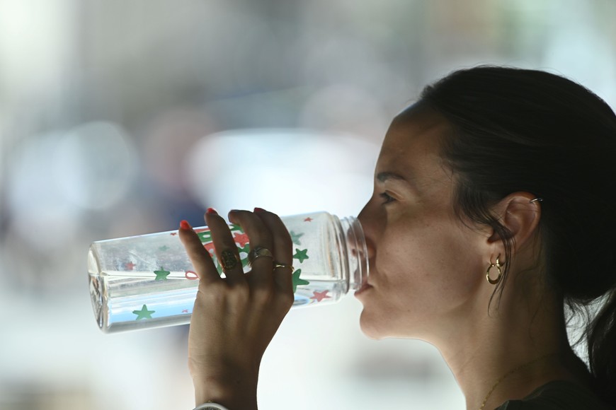 Hidratarse. Una de las primeras medidas para evitar el golpe de calor.

Mauricio Garín.