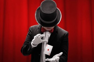 El término abarca a ilusionistas, prestidigitadores y otros artistas, que tienen el propósito de entretener, divertir y sorprender al público.