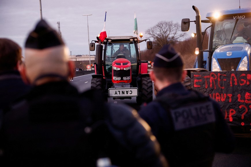 Tractors and other vehicles queue on the A1 highway during a protest over price pressures, taxes and green regulation, grievances shared by farmers across Europe, in Chennevieres-les-Louvres, near Paris, France, January 31, 2024. REUTERS/Benoit Tessier