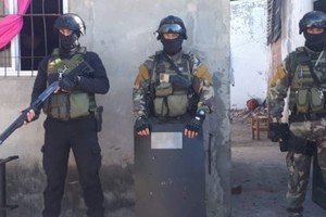 Un momento del allanamiento concretado en Roverano 2400. Crédito: El Litoral.
