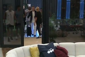 Santi entró a la casa con dos valijas, aunque el contenido de una sigue siendo un misterio.