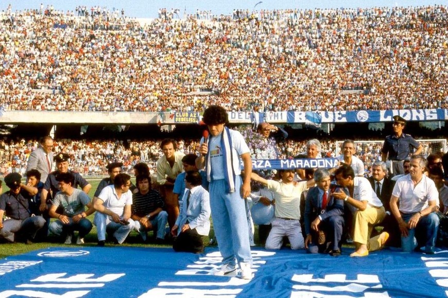 Presentación en sociedad. El otrora estadio San Paolo (hoy llamado Diego Armando Maradona), recibió a Diego de una manera increíble, desde ese momento, los hinchas napolitanos lo adoptaron para siempre.