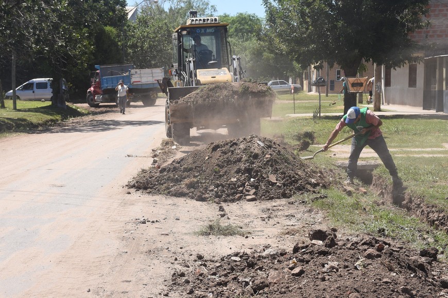 Meta pala. Los operarios limpiaban al rayo del sol las zanjas del barrio.

Guillermo Di Salvatore.