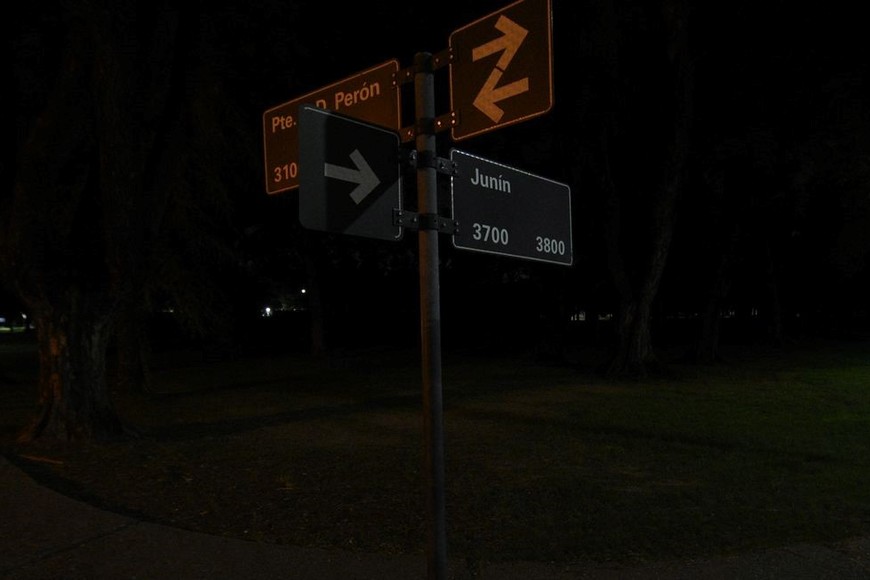 En el Parque Garay por la constante vandalización, es una boca de lobo. El municipio prevé solucionar la situación en los parques de la ciudad durante las próximas semanas. Foto: Manuel Fabatía