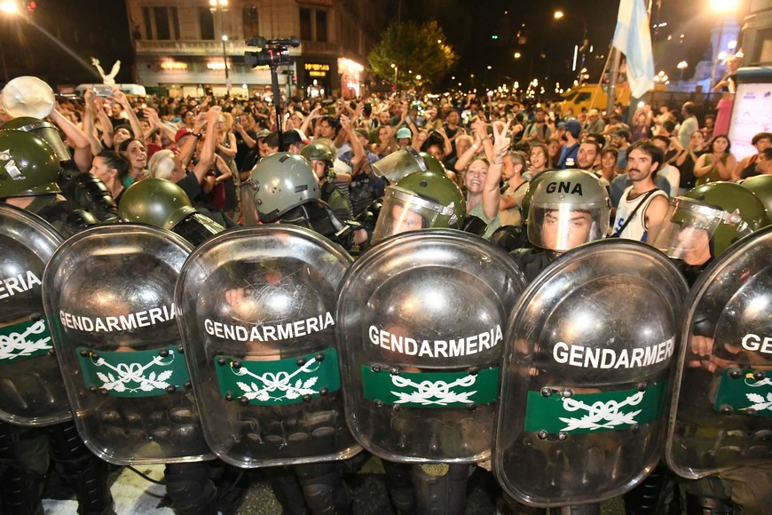 Parte de los incidentes de este miércoles frente al Congreso. Crédito: Télam