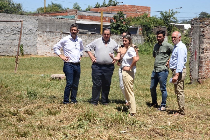 Meta pala. Los operarios limpiaban al rayo del sol las zanjas del barrio.

Guillermo Di Salvatore.