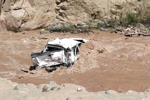 El vehículo se precipitó por un abismo de unos 200 metros de altura y terminó en el cauce del río Arahuay del distrito Santa Rosa de Quives.