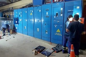 Trabajadores de Aguas Santafesinas este jueves en horas de la madrugada. Crédito: ASSA
