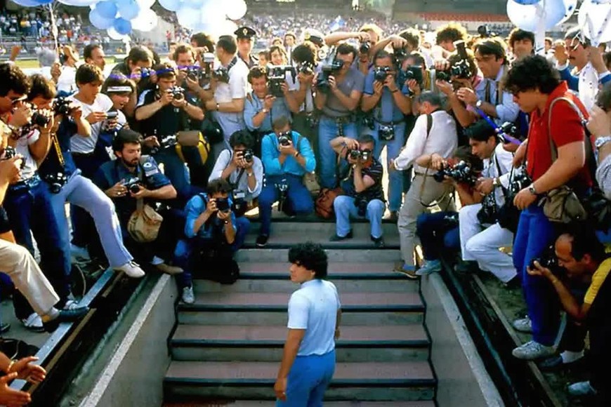 El otrora estadio San Paolo (hoy llamado Diego Armando Maradona), recibió a Diego de una manera increíble.