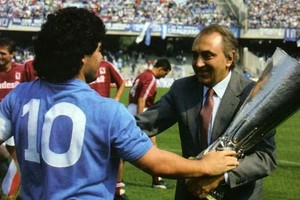 La estrella y el visionario. Diego Maradona y el presidente del Napoli, Corrado Ferlaino; entre ellos, una de las tantas copas ganadas por el equipo napolitano bajo la batuta del capitán argentino.