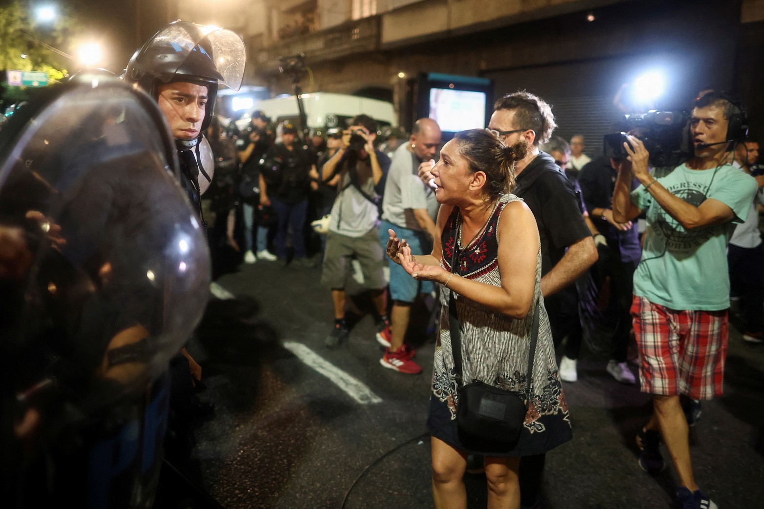 Una mujer habla con la fuerza de seguridad en las inmediaciones del Congreso.