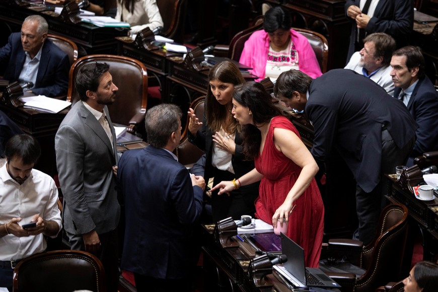 (240131) -- BUENOS AIRES, 31 enero, 2024 (Xinhua) -- Legisladores participan en la sesión especial convocada por el oficialismo para tratar la iniciativa "Bases y Puntos de Partida para la Libertad de los Argentinos", conocida también como "Ley Omnibus" en la Cámara de Diputados del Congreso Nacional, en la ciudad de Buenos Aires, capital de Argentina, el 31 de enero de 2024. El pleno de la Cámara de Diputados de Argentina comenzó a tratar el miércoles un extenso proyecto de ley que impulsa el Gobierno del presidente Javier Milei para desregular la economía y la política del país. (Xinhua/Martín Zabala) (mz) (ah) (ra) (vf)