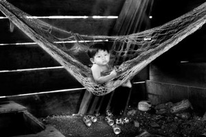 Un niño, en Guatemala, durante los largos años de conflicto, esperaba sin saber que ya era un niño adoptado. Crédito: Gentileza.