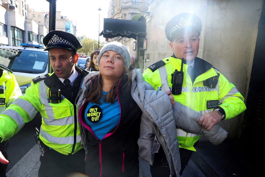 Police officers detain Swedish climate campaigner Greta Thunberg, during an Oily Money Out and Fossil Free London protest in London, Britain, October 17, 2023. REUTERS/Toby Melville     TPX IMAGES OF THE DAY