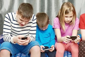 Sociedades más avanzadas que la nuestra entienden que brindarle el celular al niño en forma precoz no lo hace más inteligente, sino más disperso y con dificultades para concentrarse. Son los "zombies" dominados por la tecnología.
