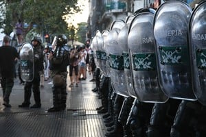 Parte de los incidentes de este miércoles frente al Congreso. Crédito: Télam