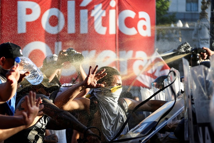 Law enforcement officers spray demonstrators as they protest outside the National Congress on the day of the debate on Argentina President Javier Milei's economic reform bill, known as the "omnibus bill," in Buenos Aires, Argentina, January 31, 2024. REUTERS/Agustin Marcarian     TPX IMAGES OF THE DAY