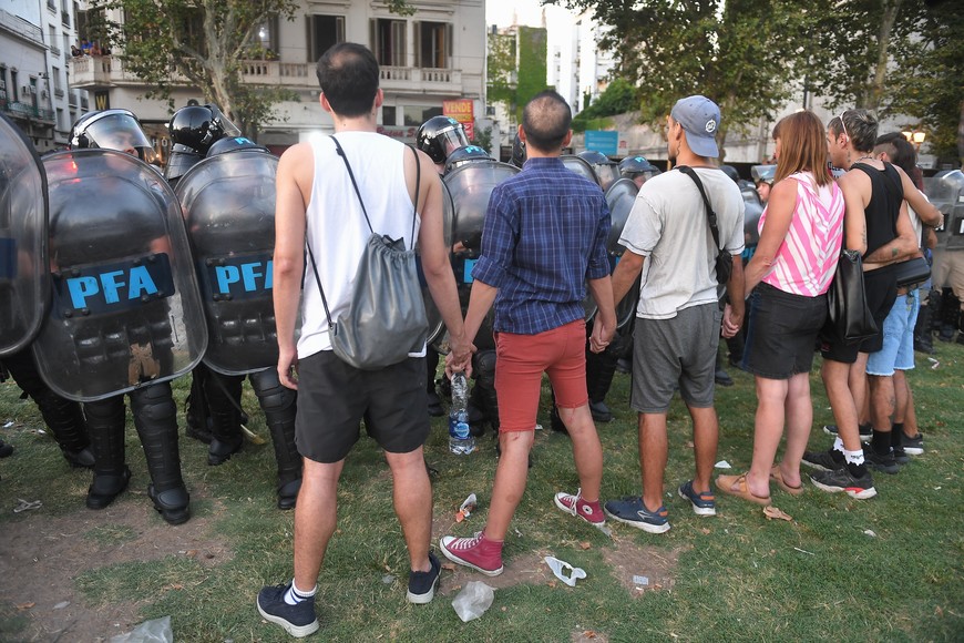 Parte de los incidentes de este miércoles frente al Congreso. Crédito: Télam