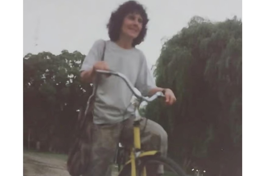 Marián recorría las ciudades y los pueblos en su bicicleta, en busca de comprender la naturaleza de sus personajes.