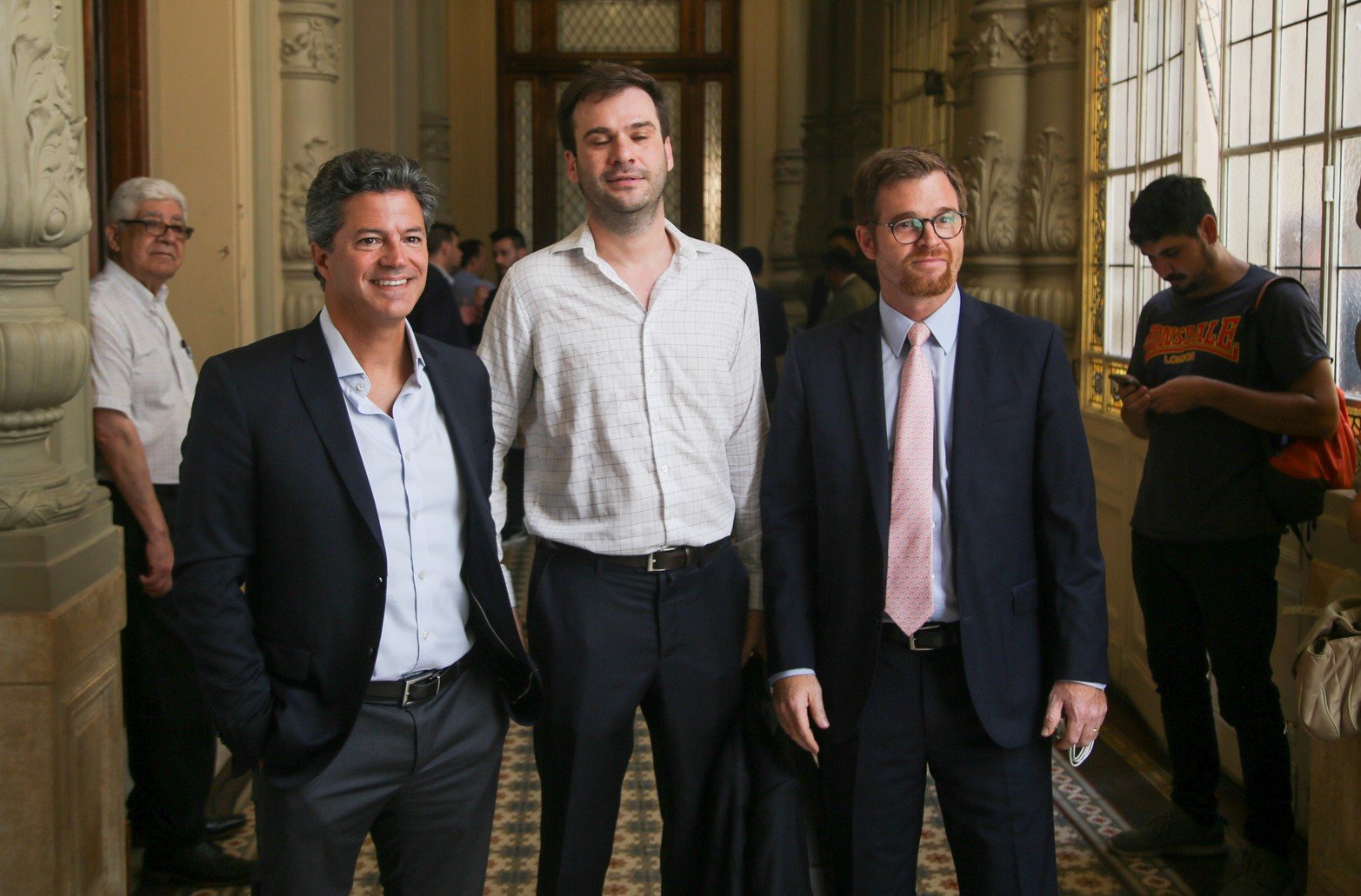 Luciano Laspina diputado Naional por Santa Fe junto Nicolas Massot. Debate proyecto de Ley ómnibus