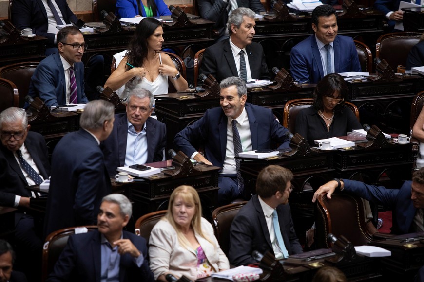 (240131) -- BUENOS AIRES, 31 enero, 2024 (Xinhua) -- Legisladores participan en la sesión especial convocada por el oficialismo para tratar la iniciativa "Bases y Puntos de Partida para la Libertad de los Argentinos", conocida también como "Ley Omnibus" en la Cámara de Diputados del Congreso Nacional, en la ciudad de Buenos Aires, capital de Argentina, el 31 de enero de 2024.  (Xinhua/Martín Zabala) (mz) (ah) (ra) (vf)  oposicion dialoguista monzo pichetto massot  randazzo